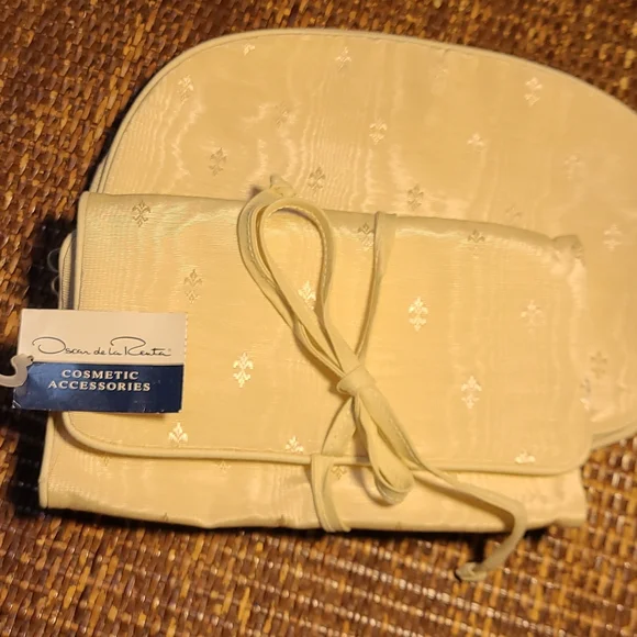 2 piece Oscar de la Renta cosmetic bags - Picture 2 of 9